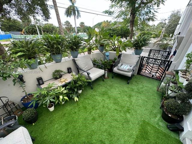 2463 Pine Tree Dr 4, Miami Beach, FL 33140