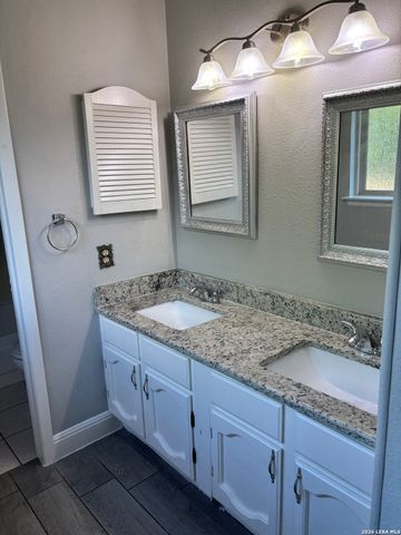 6850 MICKEY MANTLE DR, San Antonio, TX 78240