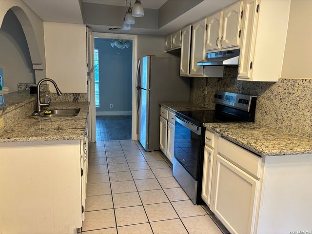 6850 MICKEY MANTLE DR, San Antonio, TX 78240