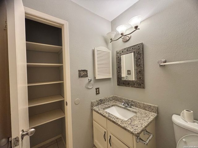 6850 MICKEY MANTLE DR, San Antonio, TX 78240