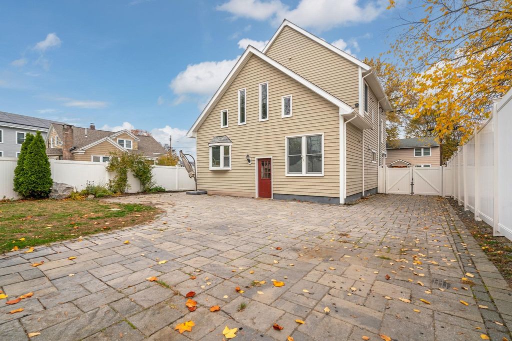 6 Lake Avenue, Nashua, NH 03060