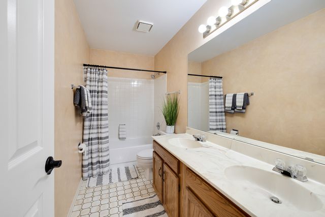 2317 Broadway Lane, Schaumburg, IL 60194