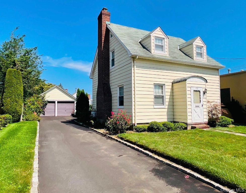 148 Canterbury Road, Williston Park, NY 11596