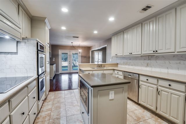 1023 Kingston Drive, Mansfield, TX 76063