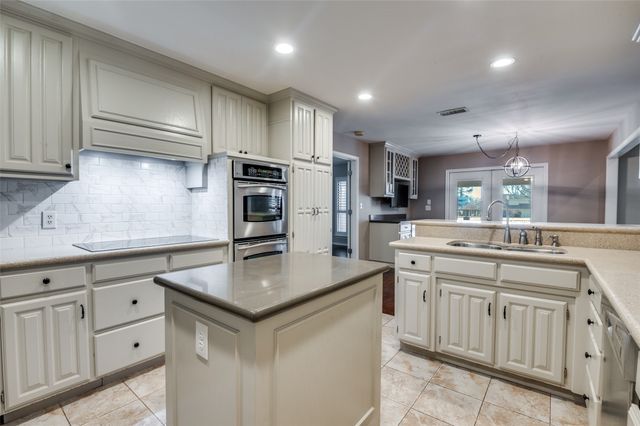 1023 Kingston Drive, Mansfield, TX 76063