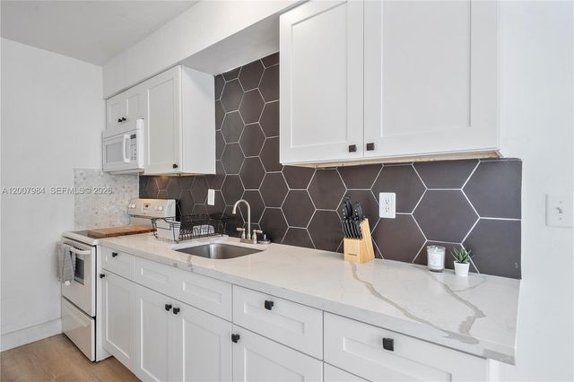 2380 NE 137th St RIGHT, North Miami Beach, FL 33181