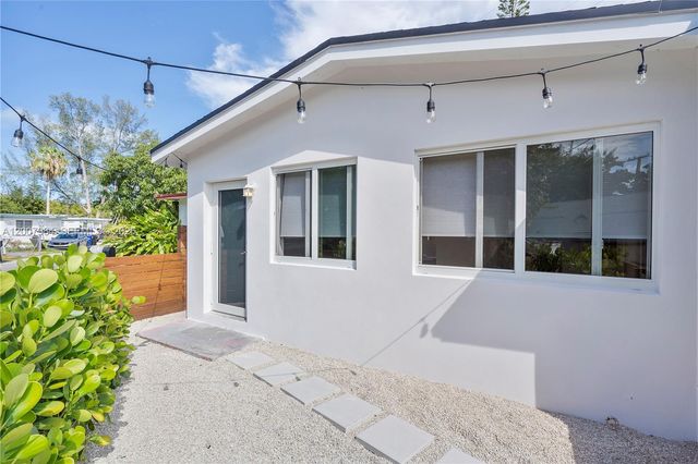 2380 NE 137th St RIGHT, North Miami Beach, FL 33181