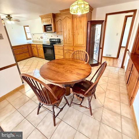 2121 N LEE LN, Aston, PA 19014