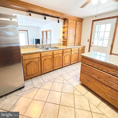 2121 N LEE LN, Aston, PA 19014