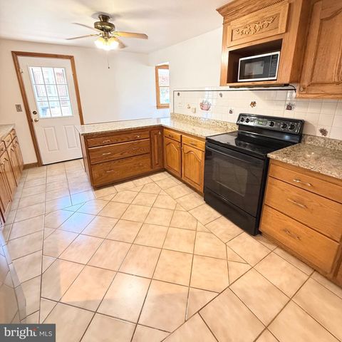 2121 N LEE LN, Aston, PA 19014