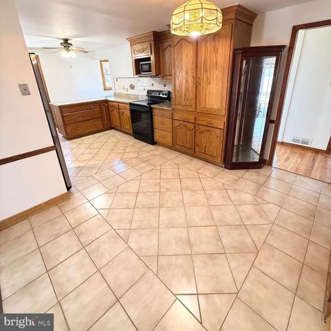 2121 N LEE LN, Aston, PA 19014