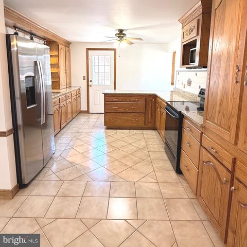 2121 N LEE LN, Aston, PA 19014