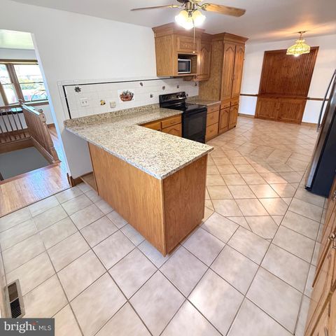 2121 N LEE LN, Aston, PA 19014