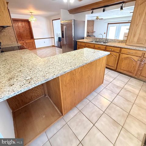 2121 N LEE LN, Aston, PA 19014