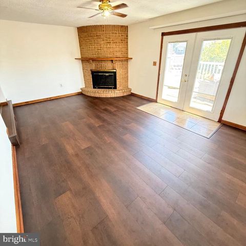 2121 N LEE LN, Aston, PA 19014