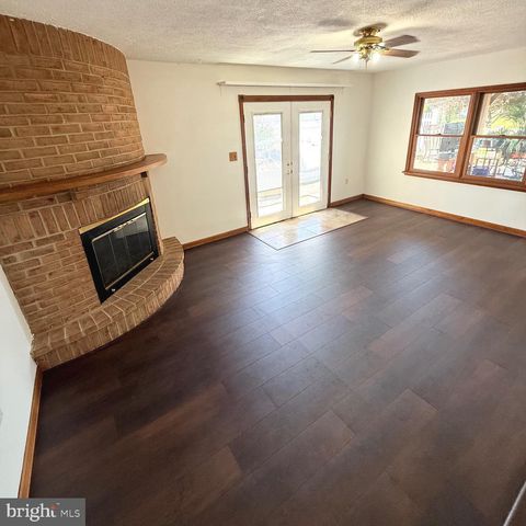 2121 N LEE LN, Aston, PA 19014