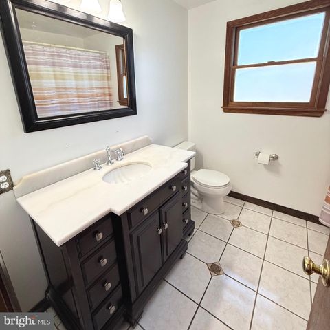 2121 N LEE LN, Aston, PA 19014