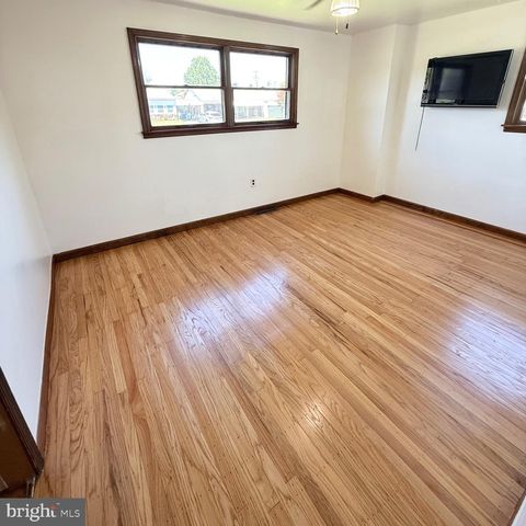 2121 N LEE LN, Aston, PA 19014
