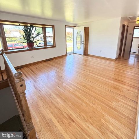 2121 N LEE LN, Aston, PA 19014