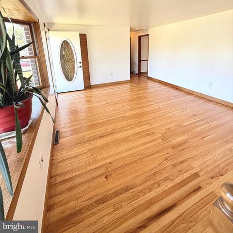 2121 N LEE LN, Aston, PA 19014