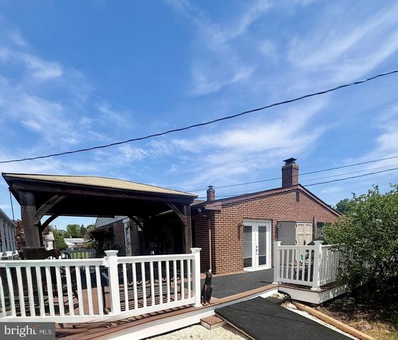 2121 N LEE LN, Aston, PA 19014