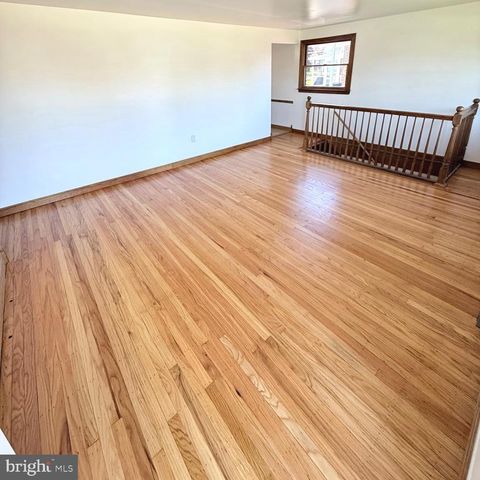 2121 N LEE LN, Aston, PA 19014