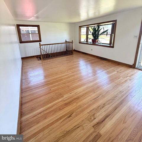 2121 N LEE LN, Aston, PA 19014