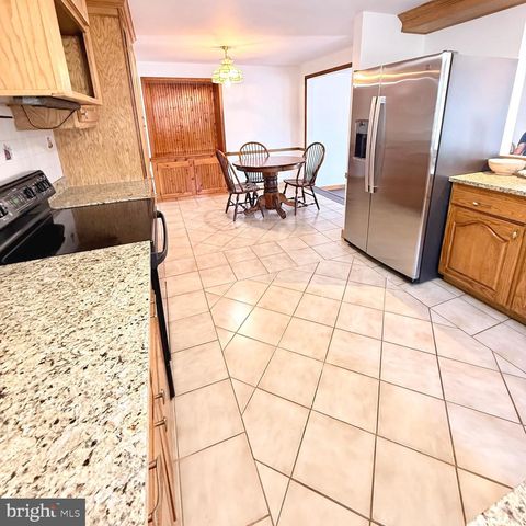 2121 N LEE LN, Aston, PA 19014