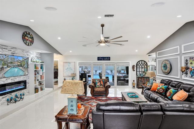 5076 NW 84th Rd, Coral Springs, FL 33067