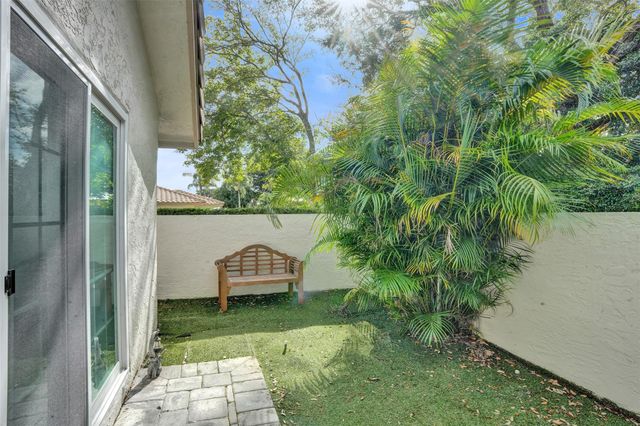 5076 NW 84th Rd, Coral Springs, FL 33067