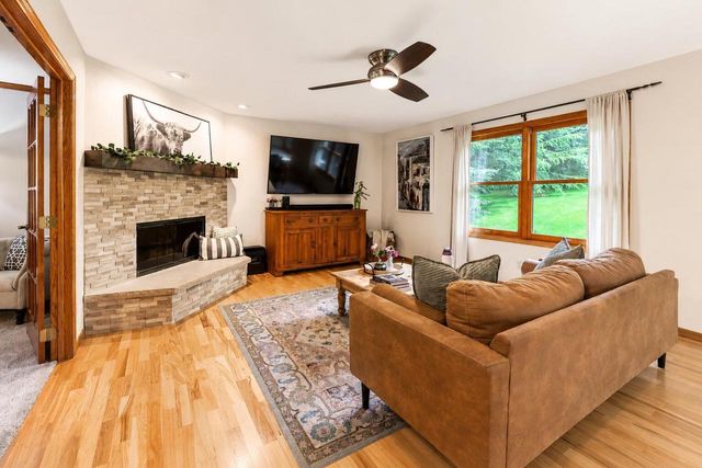 952 Greenway TERRACE, Hartland, WI 53029