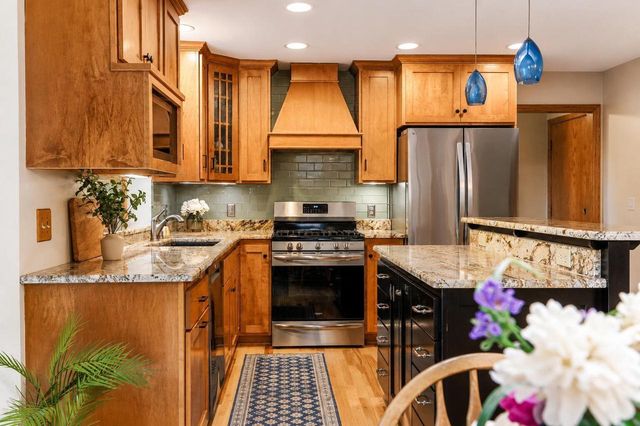 952 Greenway TERRACE, Hartland, WI 53029