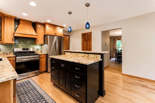 952 Greenway TERRACE, Hartland, WI 53029