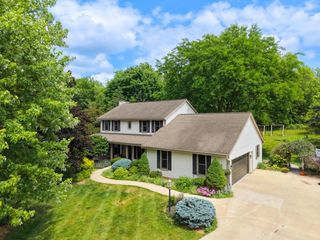 952 Greenway TERRACE, Hartland, WI 53029