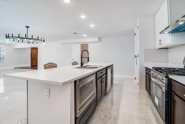 610 Tyler Street, Ennis, TX 75119