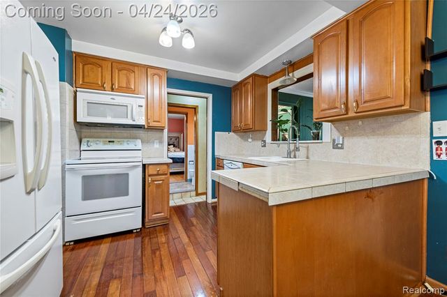 24861 Almond Avenue, Eastpointe, MI 48021