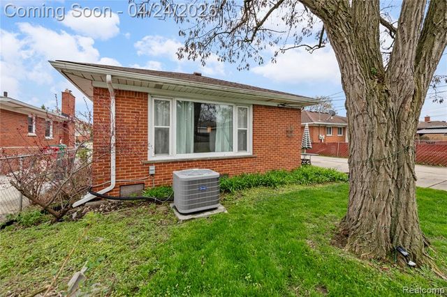 24861 Almond Avenue, Eastpointe, MI 48021