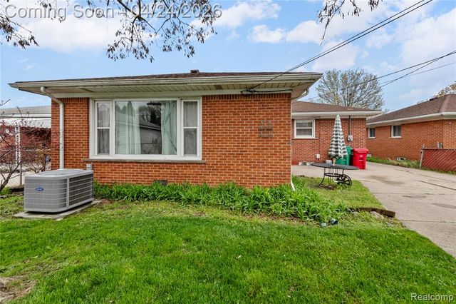 24861 Almond Avenue, Eastpointe, MI 48021