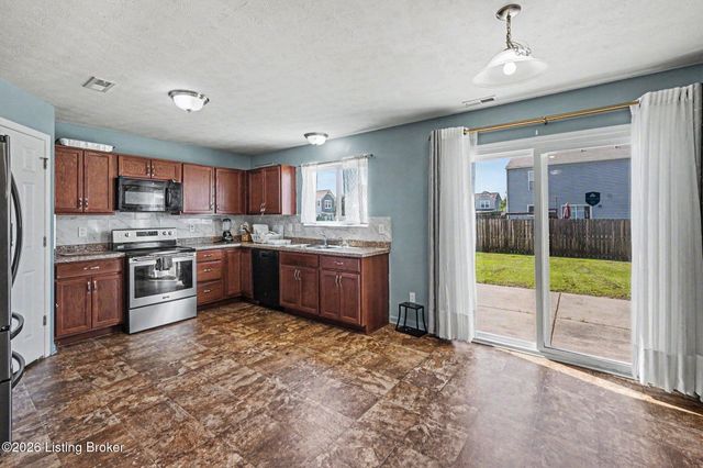 227 Boulders West Dr, Shepherdsville, KY 40165