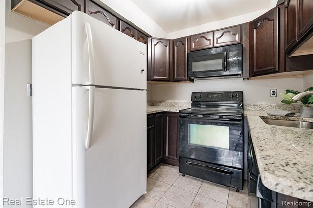 37095 Nottingham Drive 15, Sterling Heights, MI 48312