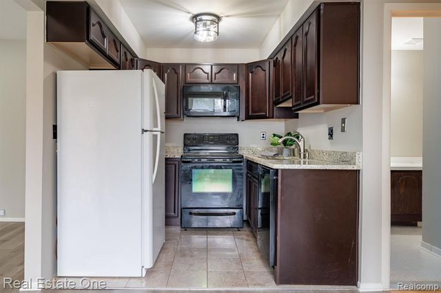 37095 Nottingham Drive 15, Sterling Heights, MI 48312