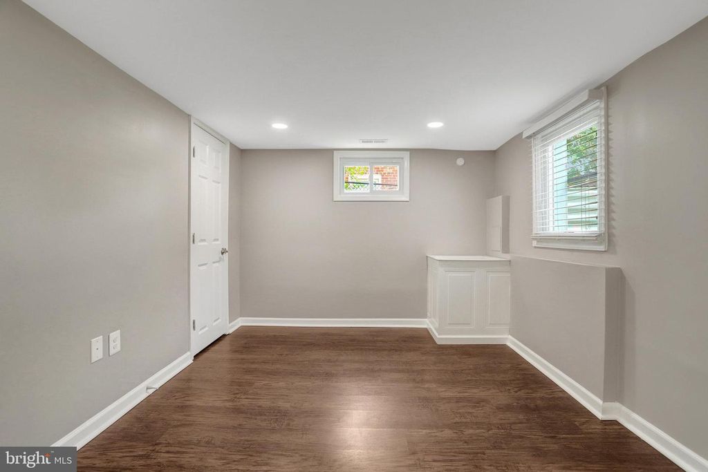 3617 S FOUR MILE RUN DR, Arlington, VA 22206