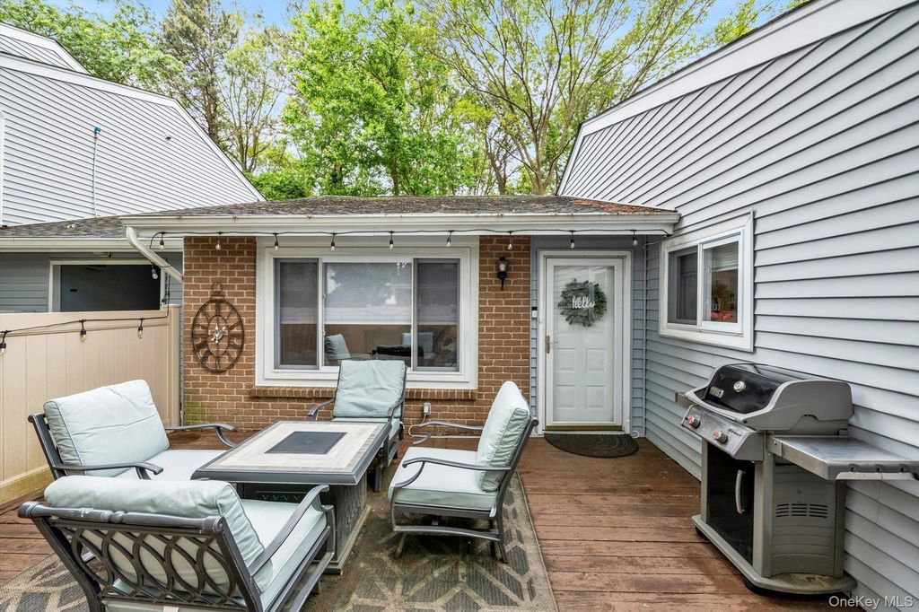217 Springmeadow Drive I, Holbrook, NY 11741