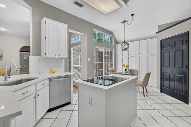 3208 Village Oak Drive, Arlington, TX 76017