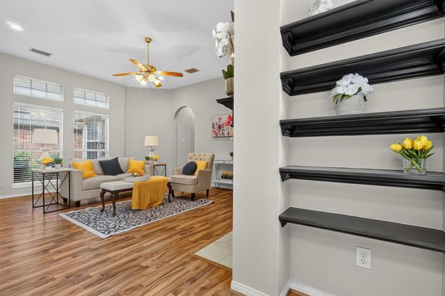 3208 Village Oak Drive, Arlington, TX 76017