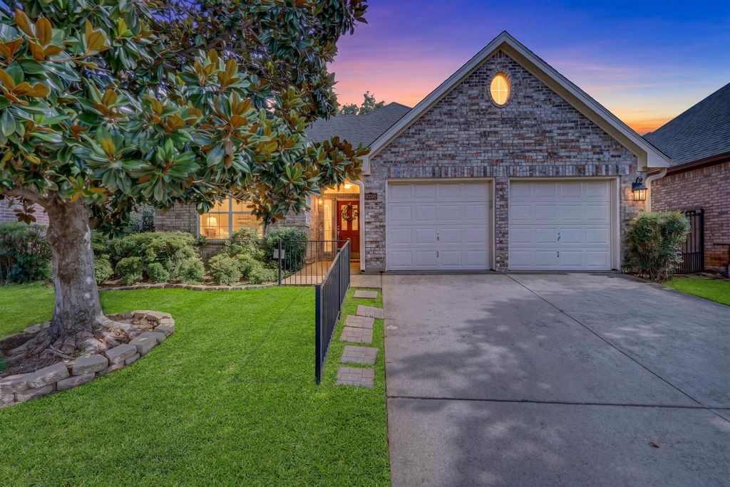 3208 Village Oak Drive, Arlington, TX 76017