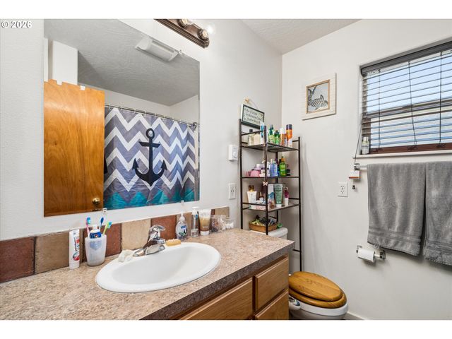 4860 A St, Springfield, OR 97478