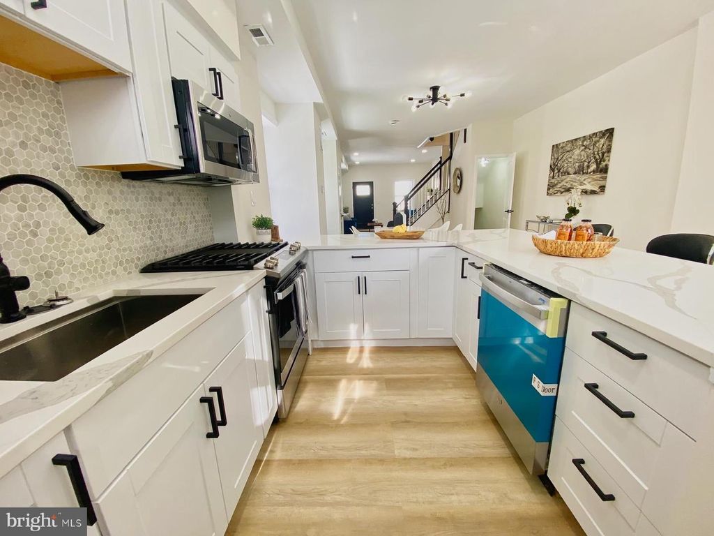 Image 5 of property listing at 4003 OAKFORD AVE, Baltimore, MD 21215
