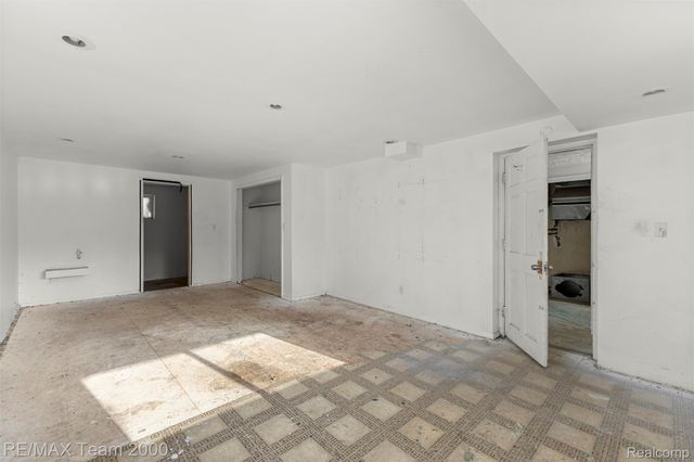 22164 Berg Road, Southfield, MI 48033