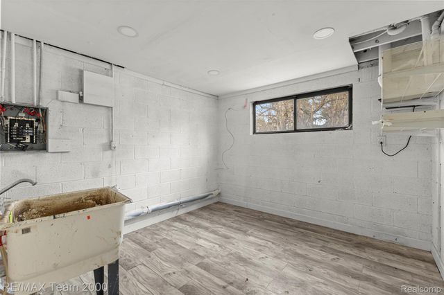 22164 Berg Road, Southfield, MI 48033